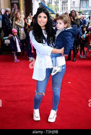 Cara de la Hoyde mit Sohn Fred an der Galavorstellung von Wo ist Peter Rabbit? Im Theatre Royal Haymarket, London. Stockfoto