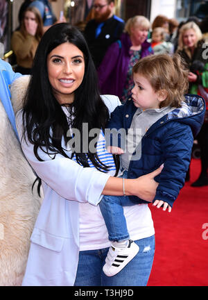 Cara de la Hoyde mit Sohn Fred an der Galavorstellung von Wo ist Peter Rabbit? Im Theatre Royal Haymarket, London. Stockfoto