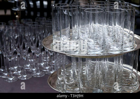 Cocktail Gläser auf die Fächer an der Partei Stockfoto