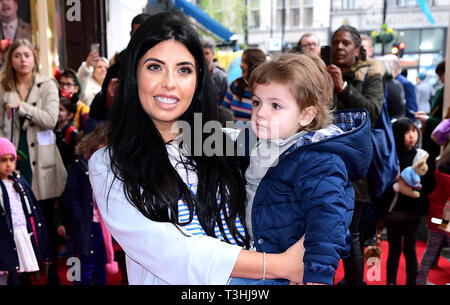 Cara de la Hoyde mit Sohn Fred an der Galavorstellung von Wo ist Peter Rabbit? Im Theatre Royal Haymarket, London. Stockfoto