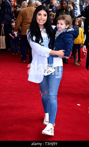 Cara de la Hoyde mit Sohn Fred an der Galavorstellung von Wo ist Peter Rabbit? Im Theatre Royal Haymarket, London. Stockfoto