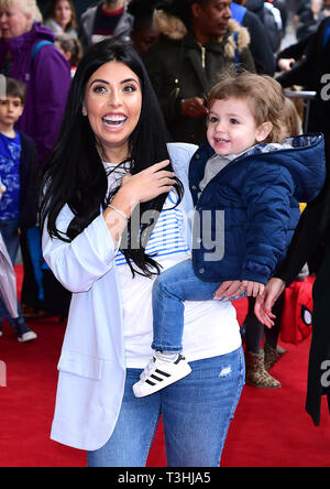 Cara de la Hoyde mit Sohn Fred an der Galavorstellung von Wo ist Peter Rabbit? Im Theatre Royal Haymarket, London. Stockfoto
