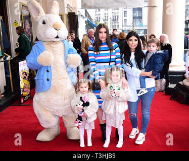 Imogen Thomas (Mitte) und Cara de la Hoyde mit Kindern die Teilnahme an der Gala Performance von Wo ist Peter Rabbit? Im Theatre Royal Haymarket, London. Stockfoto