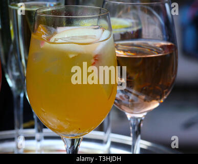 Weiße Sangria und Rose Wein für Wein Gläser Stockfoto