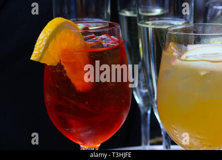 Weiße Sangria und Rose Wein für Wein Gläser Stockfoto