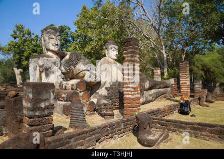 KAMPHAENG PHET, THAILAND - 30. Dezember 2016: Das Gebet an den alten buddhistischen Statuen. Die Ruinen des buddhistischen Tempel von Wat Phra Kaeo Stockfoto