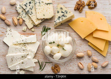 Sortiment von Käse mit Muttern auf Holz Stockfoto