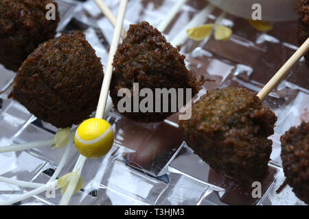 Falafelkugeln auf Crystal dish Stockfoto