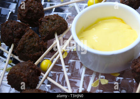 Falafelkugeln mit Sauce Hollandaise auf Crystal dish Stockfoto