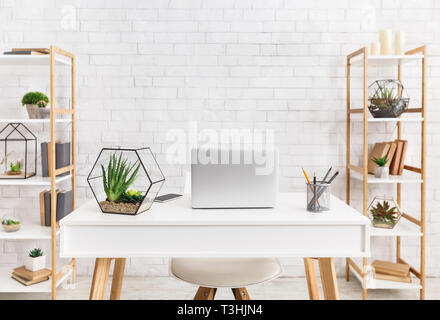 Skandinavische Arbeitsplatz. Laptop und florariums mit Sukkulenten Stockfoto