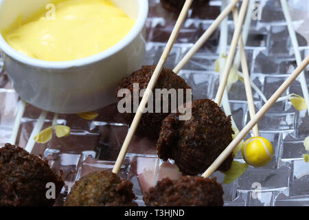 Falafelkugeln mit Sauce Hollandaise auf Crystal dish Stockfoto