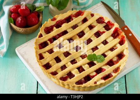 Berry pie Sommer. Süße Torte, Torte mit frischen Beeren Erdbeeren. Köstliche Kuchen mit Erdbeeren. Stockfoto