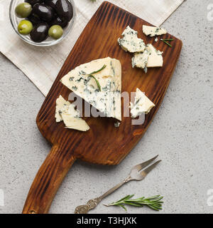 Blue Cheese serviert auf Holzbrett Stockfoto