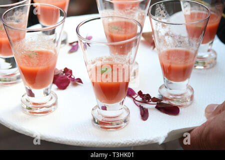 Gazpacho Suppe in Gläsern auf blaue und weiße Tischdecke Stockfoto
