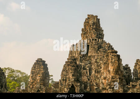 Gesichter auf die Türme an der steinernen Ruinen von Bayon Tempel in Angkor Tom, Siem Reap, Kambodscha. Stockfoto