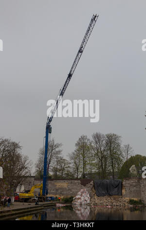 Maastricht, Niederlande 04/05/2019 aus dem 13. Jahrhundert befestigten eingestürzten Wand in Maastricht, die versuchen, die Mauer mit großen Sandsäcke und ein Kran tru zu speichern. Stockfoto