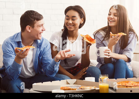 Freunde essen Pizza und sprechen zu Hause Stockfoto