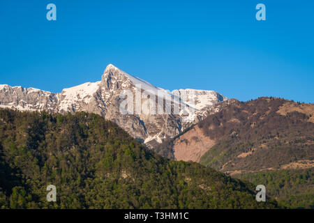 Blick vom Dorf Kobarid in Soca Valley bis zum Gipfel des Berges Krn in den Julischen Alpen in Slowenien Stockfoto