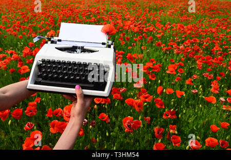 In der Nähe der weiblichen mit leeren und Schreibmaschine. Stockfoto