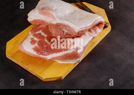 Ansicht von oben rohes Schweinefleisch auf Holzuntergrund mit freiem Text Raum hacken. Stockfoto