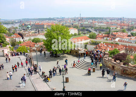 Tolle Aussicht von der Prager Burg im historischen Zentrum von Prag, Gebäude und Wahrzeichen der Altstadt. Touristen zu Fuß auf schönen Blick Punkt Stockfoto