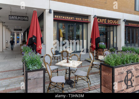 Leere Tische draußen Cafe Rouge, Princesshay, Exeter Stockfoto