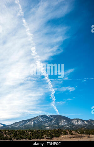 Kommerzielle Fluglinie jet Kondensstreifen über einen klaren blauen Himmel; Methodistischen Berg; Rocky Mountains; Colorado; USA Stockfoto
