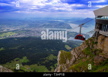 Luftbild vom Mount Pilatusen Schweiz über die Klippen und Seen von Luzern und Blick auf die Seilbahn auf den Pilatus Stockfoto