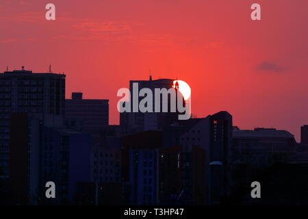 Die aufgehende Sonne hinter Leeds Rathaus Stockfoto