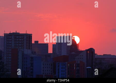 Die aufgehende Sonne hinter Leeds Rathaus Stockfoto