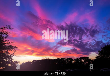 Sonnenuntergang blaue Himmel und Wolken Schönheit natürlicher Stockfoto