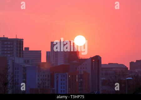 Die aufgehende Sonne hinter Leeds Rathaus Stockfoto