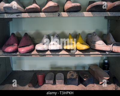 Holz- Modelle für die Herstellung von handgefertigten Schuhe in einem Schuhmacher Shop. Stockfoto