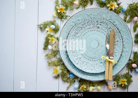 Ostern Tisch mit Blumen und Eier. Leere dekorative keramische Platten Stockfoto