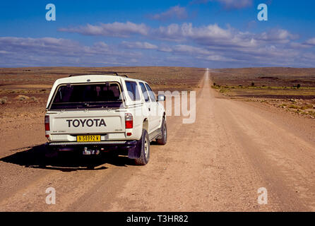 Off-road Fahrzeuge auf eine Spur in der Namibischen Wüste. Stockfoto