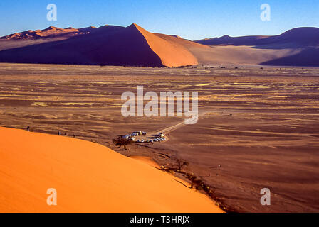 Panoramablick vom Gipfel der berühmten Düne 45 in der Nähe von Sussuvlei und Sesriem in Namibia. Stockfoto