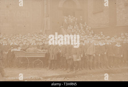 Vintage Edwardian photographische Postkarte zeigt das Schließen von "Lacey's' School in North Road, St Helen's, Lancashire im Jahre 1910. Große Gruppe von Kindern Posieren für die Kamera. Stockfoto