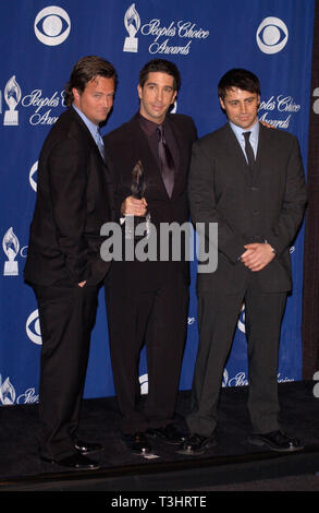 LOS ANGELES, Ca. Januar 13, 2002: Freunde stars Matthew Perry (links), David Schwimmer & MATT LEBLANC auf der 28. jährlichen People's Choice Awards in Pasadena. © Paul Smith/Featureflash Stockfoto