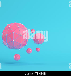 Rosa Low Poly abstrakten Sphären auf hellen blauen Hintergrund in Pastellfarben. Minimalismus Konzept. 3D-Rendering Stockfoto