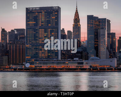 Chrysler Building, Manhattan, NYC bei Sonnenuntergang wie aus Gantry Plaza State Park. Architekt: William Van Alen Stockfoto