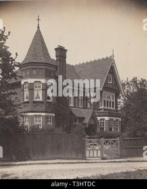 Jahrgang fotografische Postkarte mit einer großen britischen Freistehendes Haus Höhenweg, auf dem vorderen Tor genannt, bezeichnet. Stockfoto