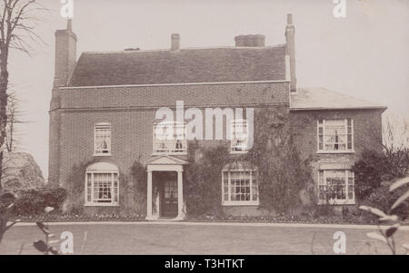 Jahrgang fotografische Postkarte mit einer großen britischen Freistehendes Haus und Vorgarten Stockfoto