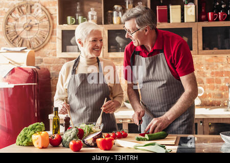 Gerne älteres Paar Kochen gemeinsam auf Küche Stockfoto