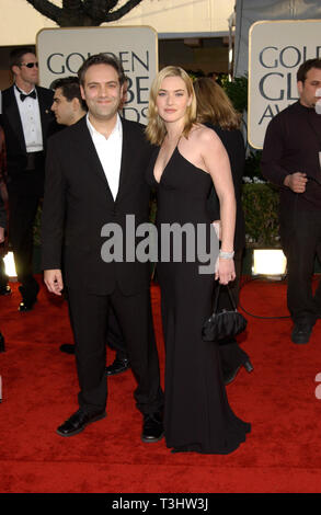 LOS ANGELES, Ca. Januar 20, 2002: Schauspielerin Kate Winslet & Freund Regisseur Sam Mendes auf der 59. jährlichen Golden Globe Awards in Beverly Hills. © Paul Smith/Featureflash Stockfoto