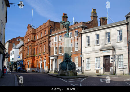 Lewes High Street, East Sussex, UK, Anzeigen Lewes Rathaus, Kriegerdenkmal und Barclays Bank. Stockfoto