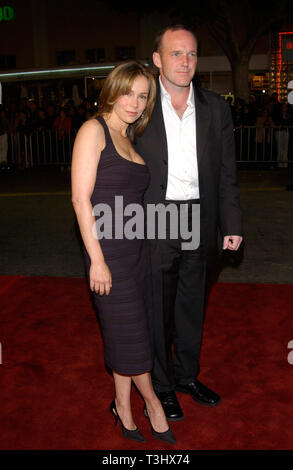 LOS ANGELES, Ca. Februar 25, 2002: Schauspielerin Jennifer GREY & Schauspieler Mann CLARKE GREGG bei der Weltpremiere in Los Angeles, seines neuen Films Wir Soldaten waren. © Paul Smith/Featureflash Stockfoto