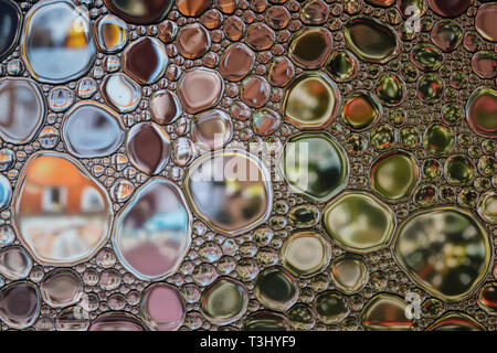 Makro Abstract Blasen Hintergrund. Glasoberfläche mit Tropfen Regen. Stockfoto