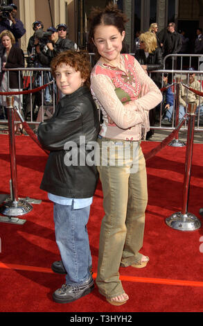 LOS ANGELES, Ca. März 16, 2002: Schauspielerin ALEXA VEGA & Schauspieler DARYL SABARA am 20. Jahrestag Premiere von E.T. Die Extra-Terrestrial, in Los Angeles. © Paul Smith/Featureflash Stockfoto