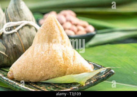 Close Up, Kopieren, berühmten chinesischen Essen in Drachenboot (duan Wu) Festival, gedämpftem Reis Knödel pyramidal geformt, die mit Bambus Blätter gemacht von Stockfoto