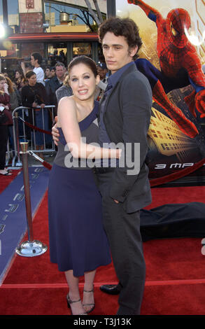 LOS ANGELES, Ca. April 29, 2002: Schauspieler James Franco & Schauspielerin Freundin Marla Sokoloff am Los Angeles Premiere seines neuen Films "Spider-Man". © Paul Smith/Featureflash Stockfoto